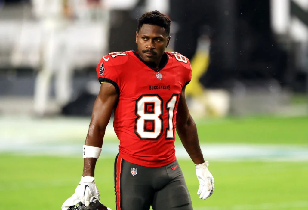 Buccaneers’ Brown accused of obtaining fake Covid card